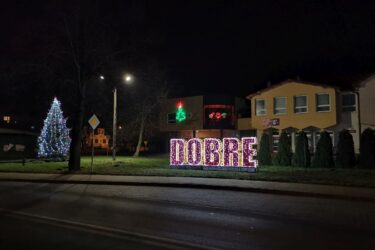 Budynek Urzędu Gminy Dobre w tle świąteczych dekoracji